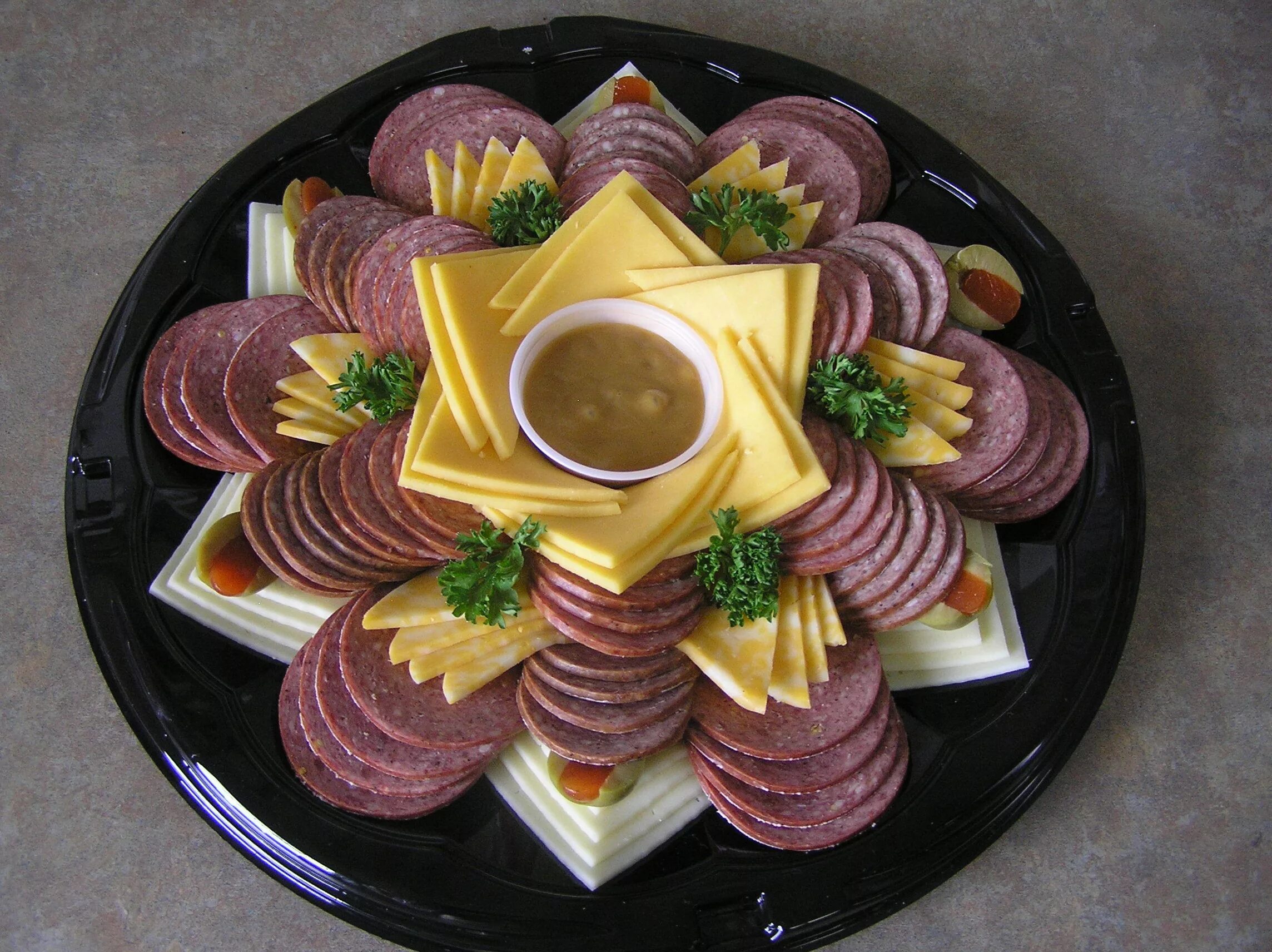 Праздничная нарезка из колбасы фото We make beautiful meat and cheese trays. Available in three sizes. Еда для вечер