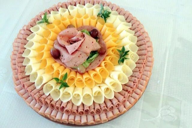 Праздничная нарезка колбасы и сыра фото Um prato bonito abre qualquer apetite Mulherzinhas S/A Food displays, Food garni