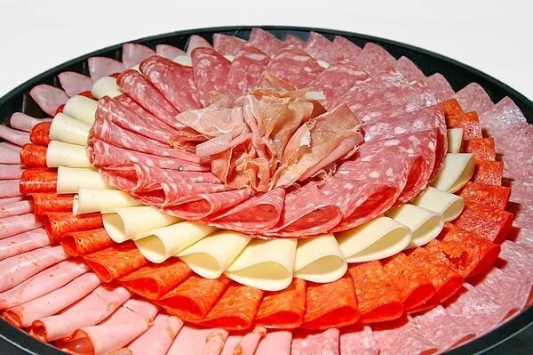 Праздничная нарезка колбасы и сыра фото Cold Cut Platter Yelp Buffet food, Food platters, Party food appetizers