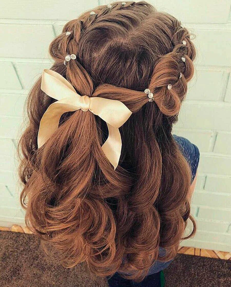 Праздничная прическа для девочки на длинные волосы Причёски на выпускной 4 класс - Прически на новый год в школу.