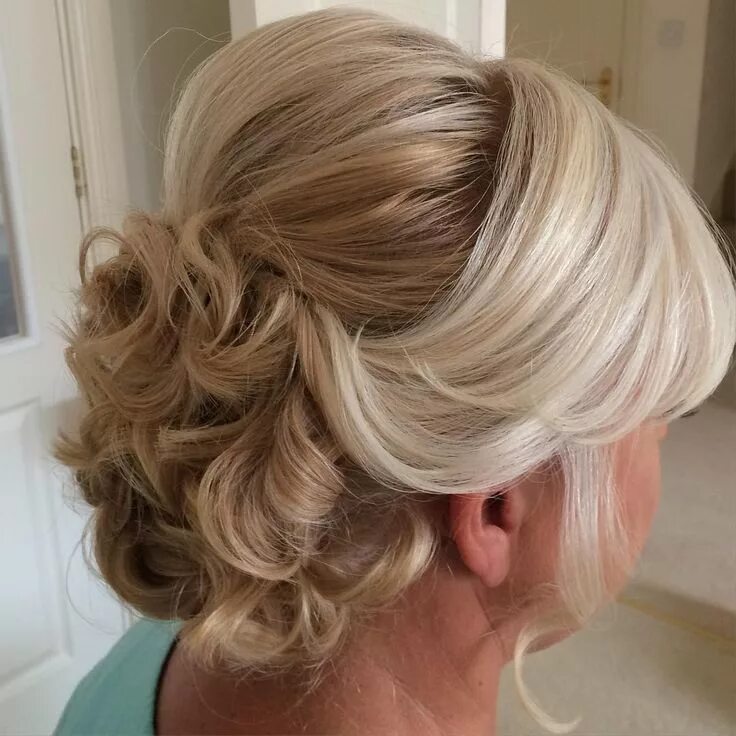 Праздничная прическа для женщины 50 лет 50 Ravishing Mother of the Bride Hairstyles for 2024 Peinados boda pelo corto, P