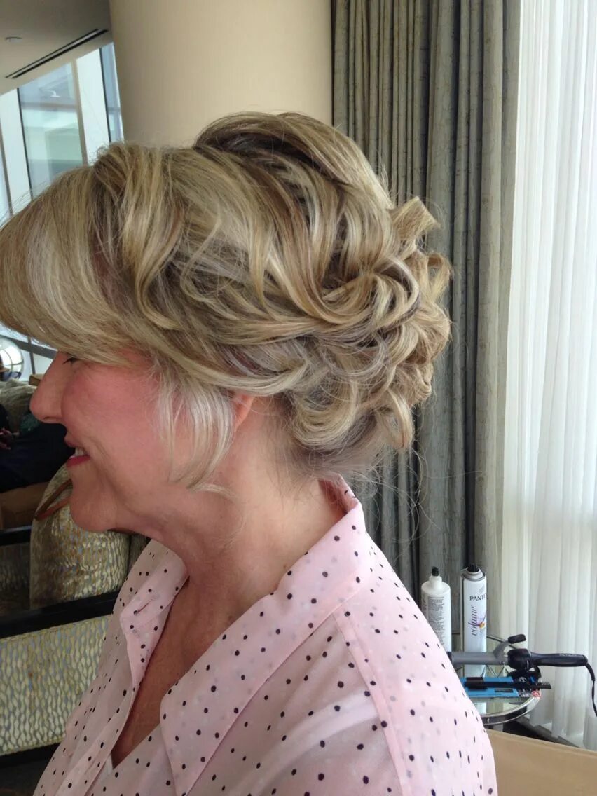 Праздничная прическа для женщины 50 лет Mother of the bride hair, Mother of the groom hairstyles, Mom hairstyles