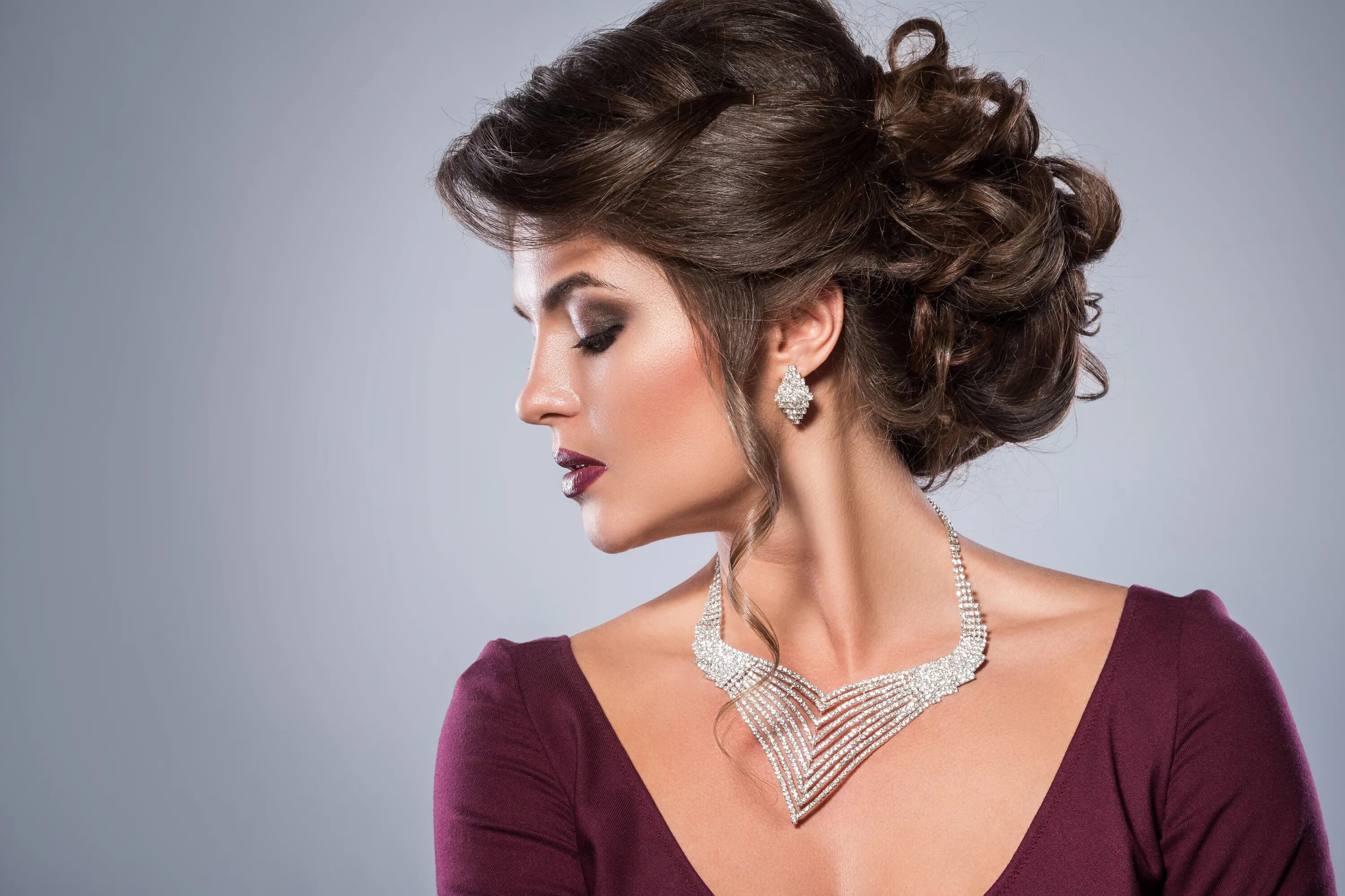 Праздничная прическа фото Stylish woman with evening hairstyle, makeup and expensive jewelry Desktop wallp