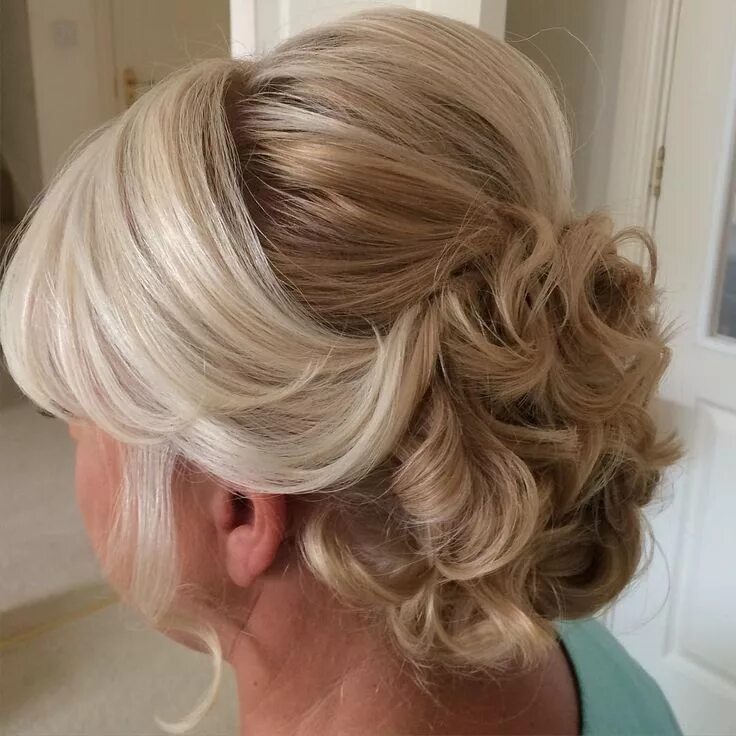 Праздничная прическа на средние View source image Mother of the bride hair, Mother of the groom hairstyles, Updo