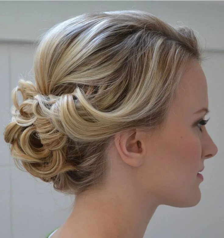 Праздничная прическа на средние Wedding Articles and Guides Easy Weddings Short hair updo, Wedding hair and make