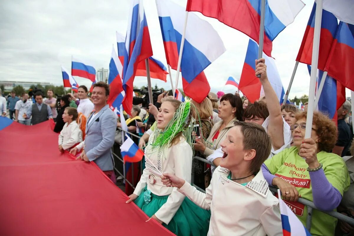 Праздничная россия фото День флага России в Москве 2019