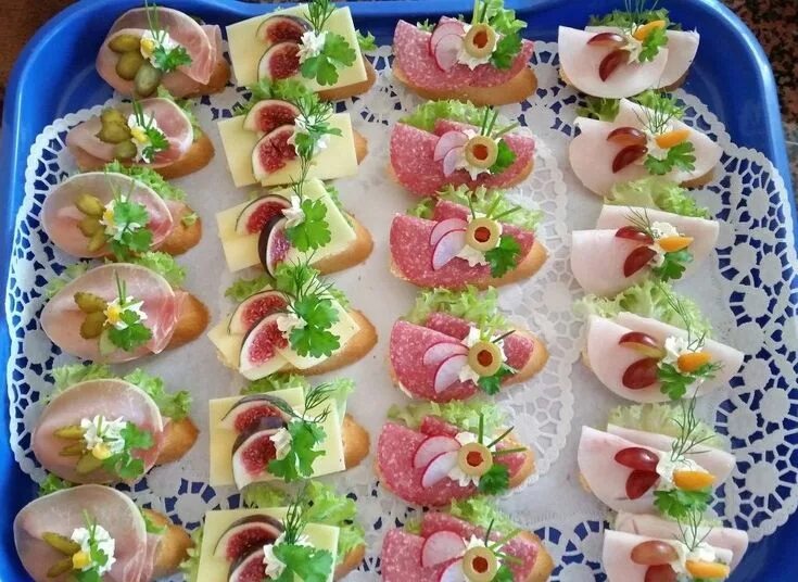 Праздничное оформление бутербродов фото Pin on Étel és ital Easy food art, Catering ideas food, Food platters