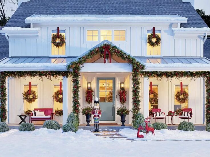 Праздничное оформление домов Christmas Porch Decorations: 15 Holly Jolly Looks - Grandin Road Blog Christmas 