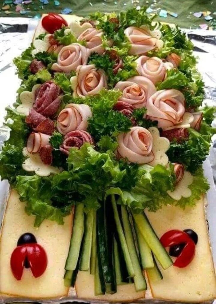 Праздничное оформление закусок фото Pin on Delicios Food platters, Appetizer recipes, Food garnishes