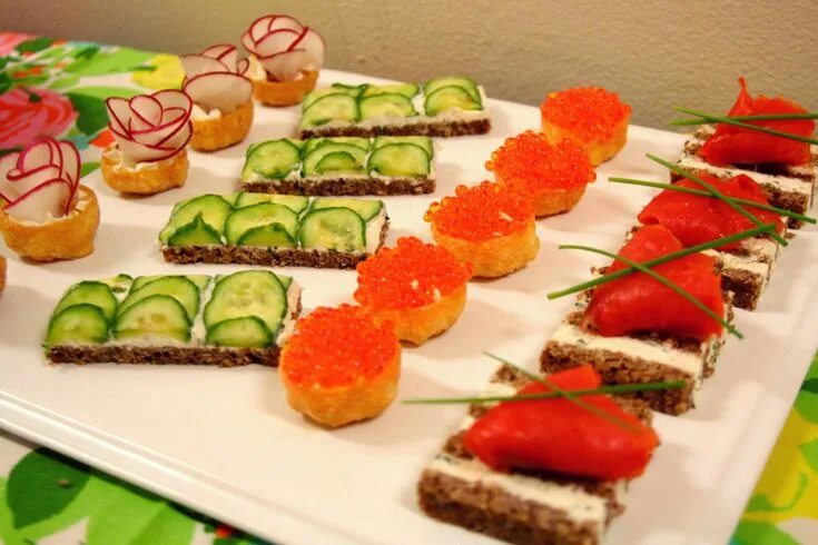 Праздничные бутерброды и канапе фото Mad Men Party Menu: Roquefort Canapes Mad men party, Vintage party foods, Dinner