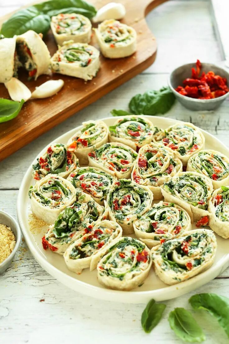 Праздничные быстрые закуски рецепты с фото Sun-Dried Tomato and Basil Pinwheels Recipe Vegan appetizers, Appetizer recipes,