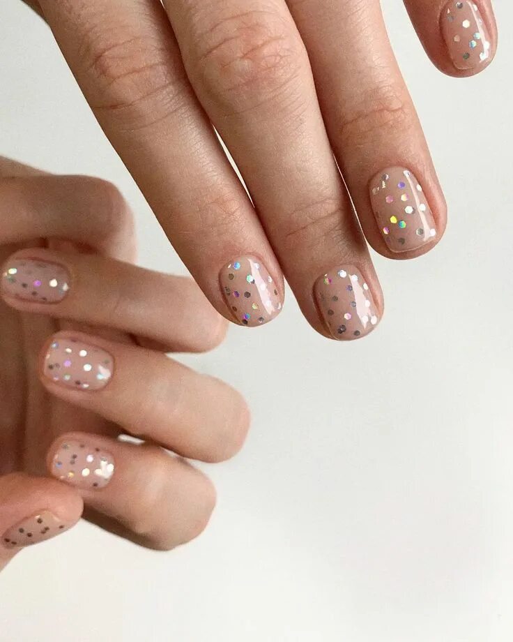 Праздничные маникюр на короткие ногти Серебряный маникюр Confetti nails, Manicure, Gel nails