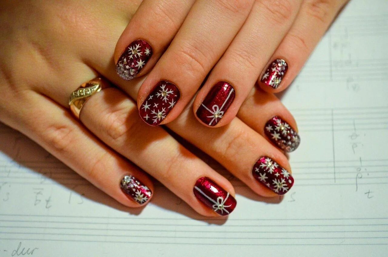 Праздничные маникюр на короткие ногти Pin by Лариса Казакова on Маникюр Christmas nails, New year's nails, Christmas n