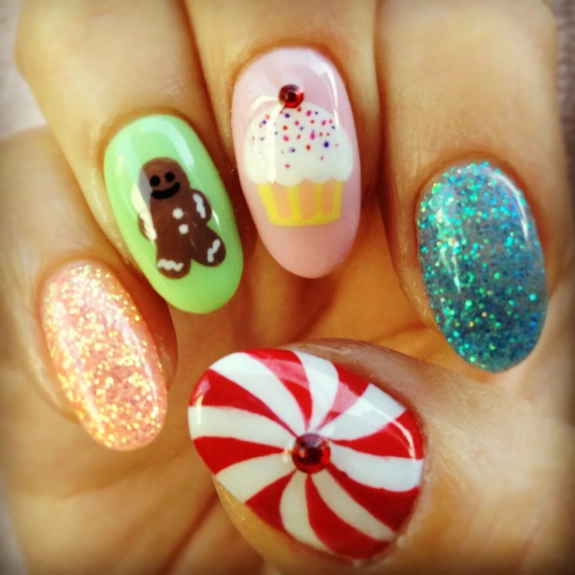 Праздничные маникюр на короткие ногти Christmas Candyland nails by Marie Christmas nail designs, Christmas nail art, H