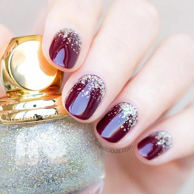 Праздничные маникюр на короткие ногти Diorific State of Gold: Sparkling Festive Gradient Nails