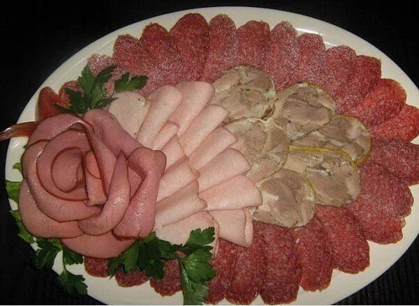 Праздничные мясные нарезки фото Идеи подачи мясной нарезки Verjaardagsfeestje hapjes, Hapjes