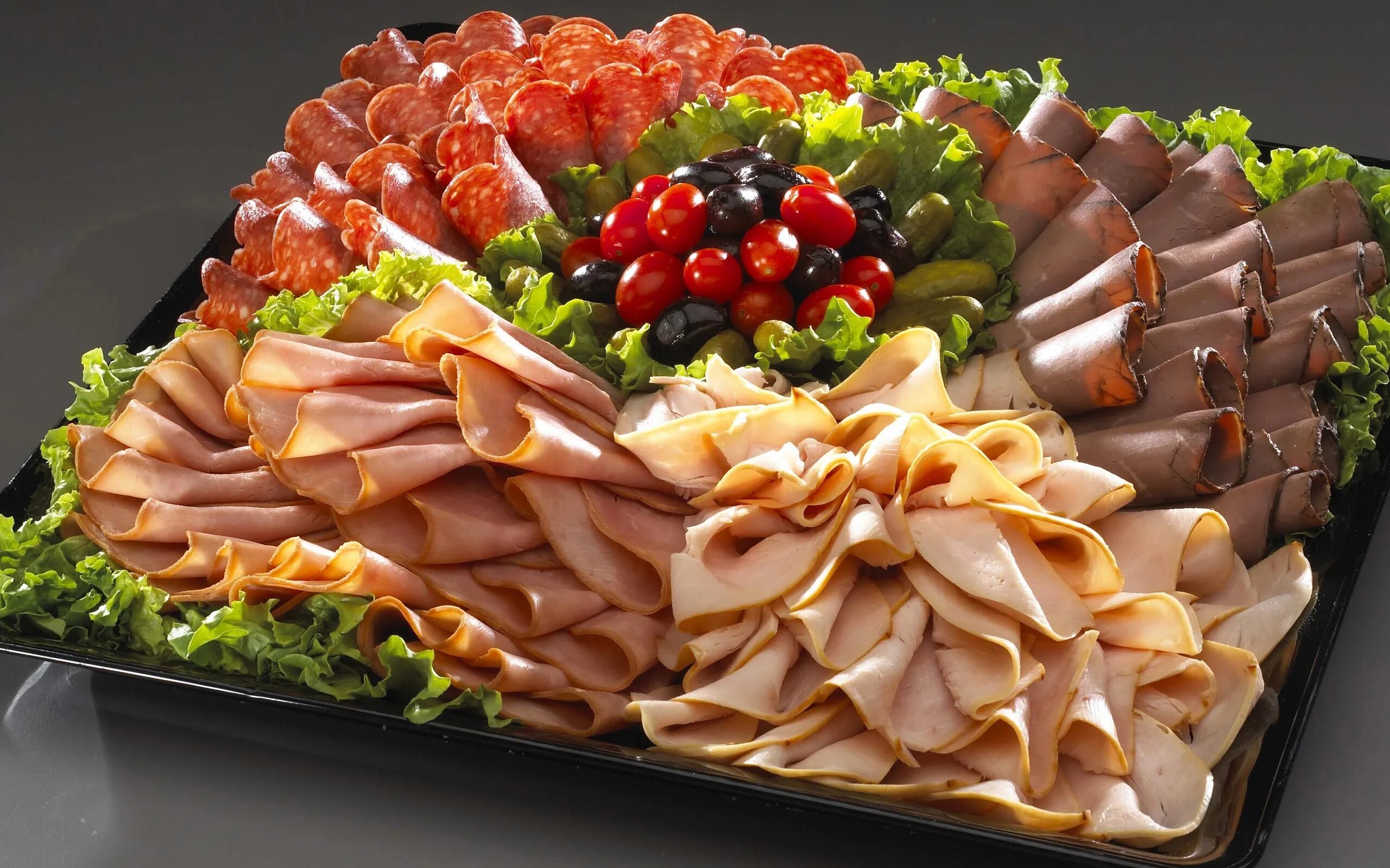 Праздничные мясные нарезки фото A large dish with appetizing meat cuts, lettuce and olives Desktop wallpapers 25