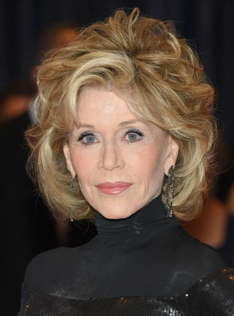 Праздничные прически женщин 50 лет 25 Hairstyles For Women Over 50 With Bangs Jane fonda hairstyles, Hairstyles for