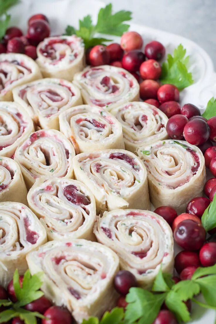 Праздничные рулетики с фото Cranberry Turkey Pinwheels, cranberry sauce, cajun turkey, and scallion cream ch