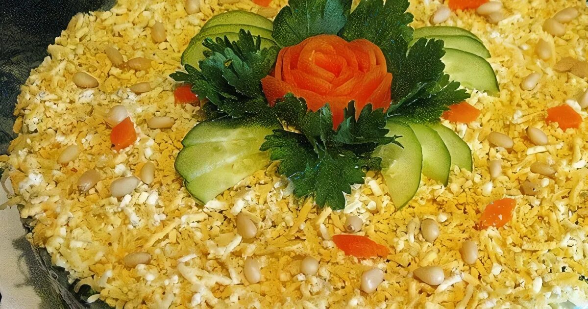 Праздничные салаты рецепты с фото Салат с курицей, яблоком, черносливом и грецкими орехами рецепт - Европейская ку