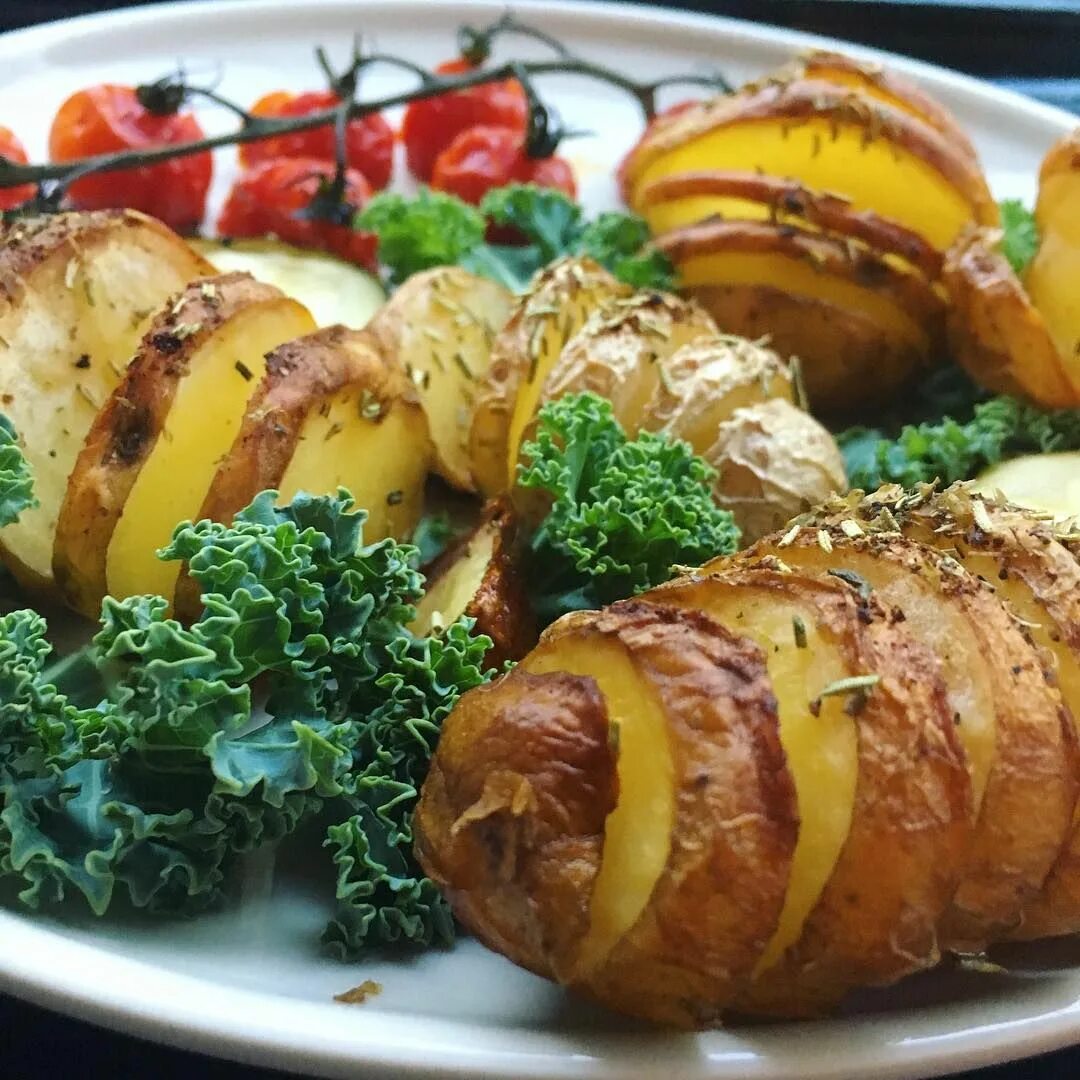 Праздничный картофель с фото Hasselback potatoes / печеный картофель Plantbased recipes, Food, Recipes