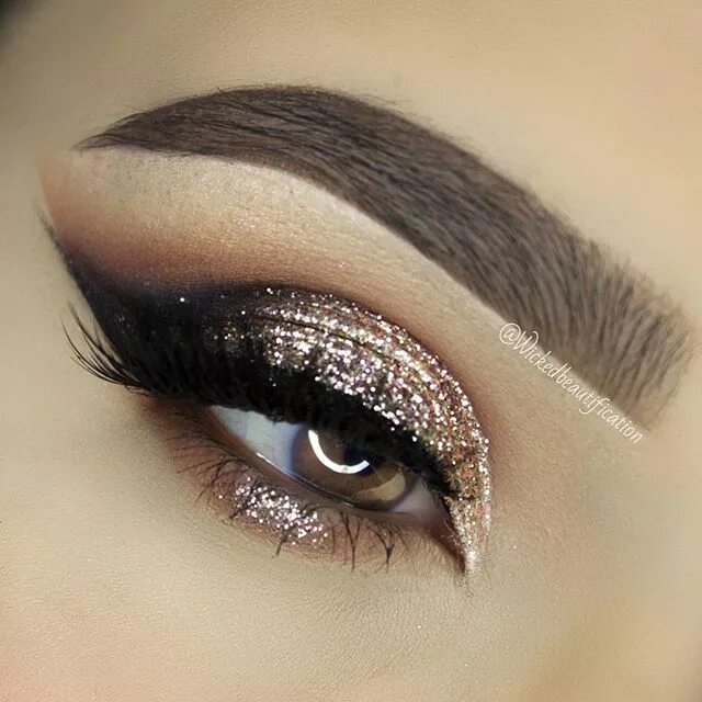 Праздничный макияж глаз 8 ideias de beleza absurdamente lindas para o seu réveillon ? Eye makeup, Glitte