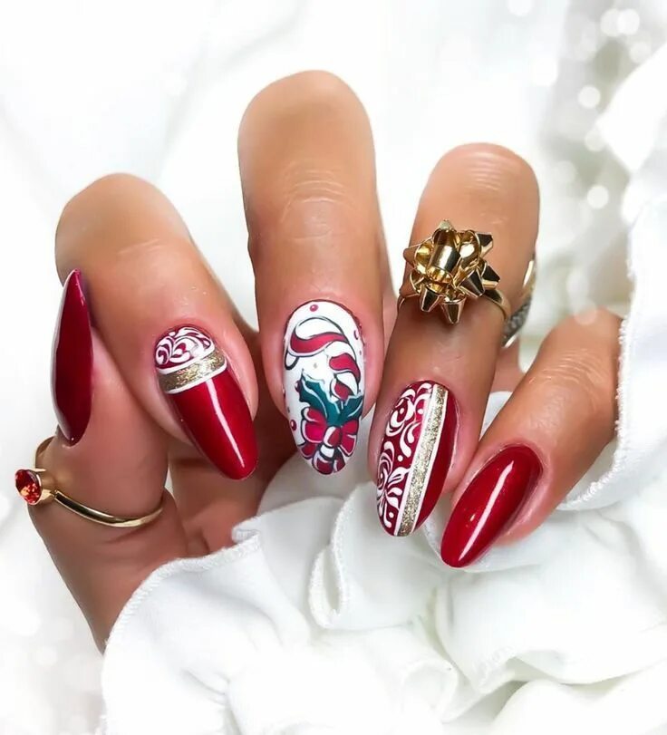 Праздничный маникюр 2024 фото A selection of New Year and Christmas designs Red christmas nails, Christmas nai