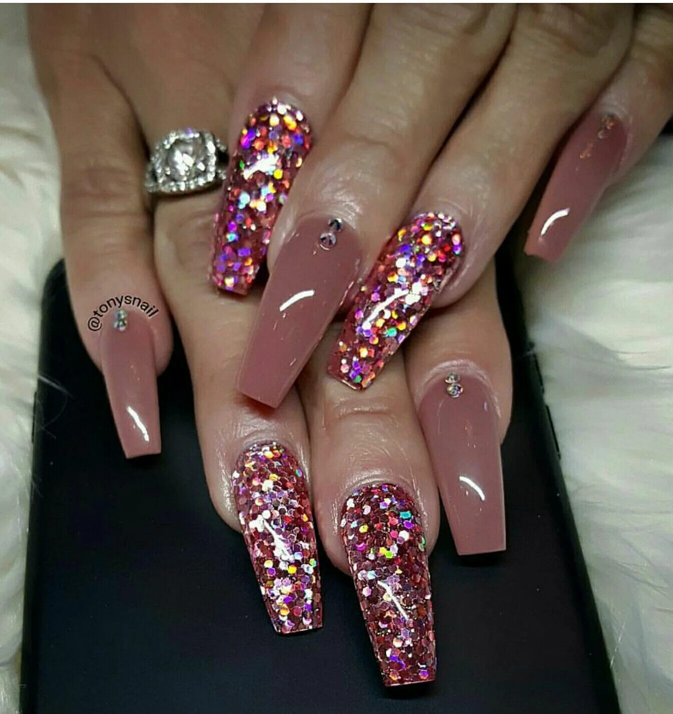 Праздничный маникюр фото Pin by Cheyenne Brown on MakeUp Nail designs glitter, Nail designs, Beautiful na