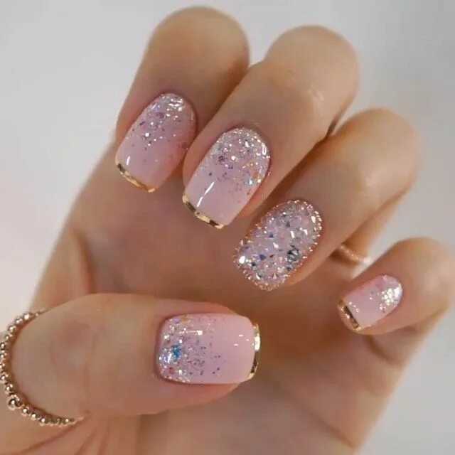 Праздничный маникюр на коротких "Mi piace": 3,899, commenti: 36 - PRO NAILS маникюр дизайн (@pro_nailspb) su Ins