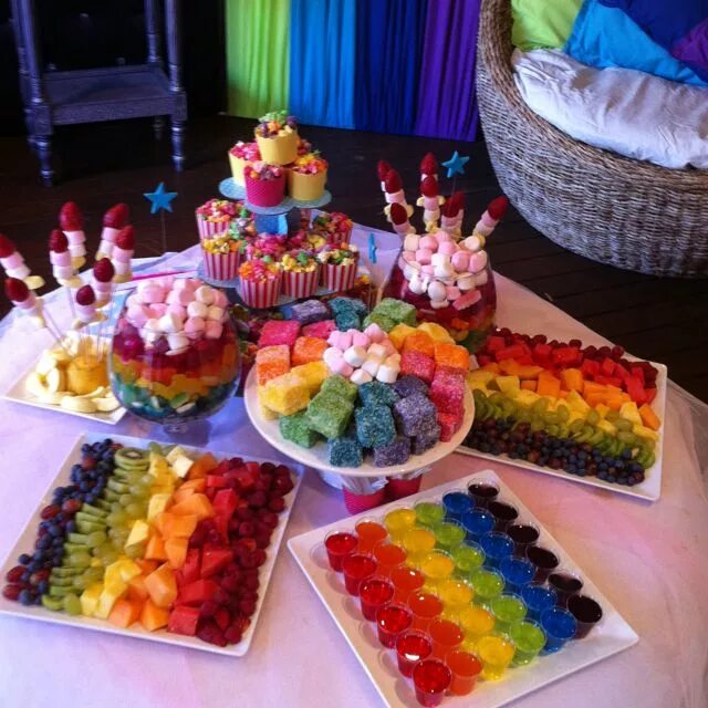 Праздничный стол дети фото Rainbow birthday party food! Guloseimas, Aniversário do my little pony, Comidas 