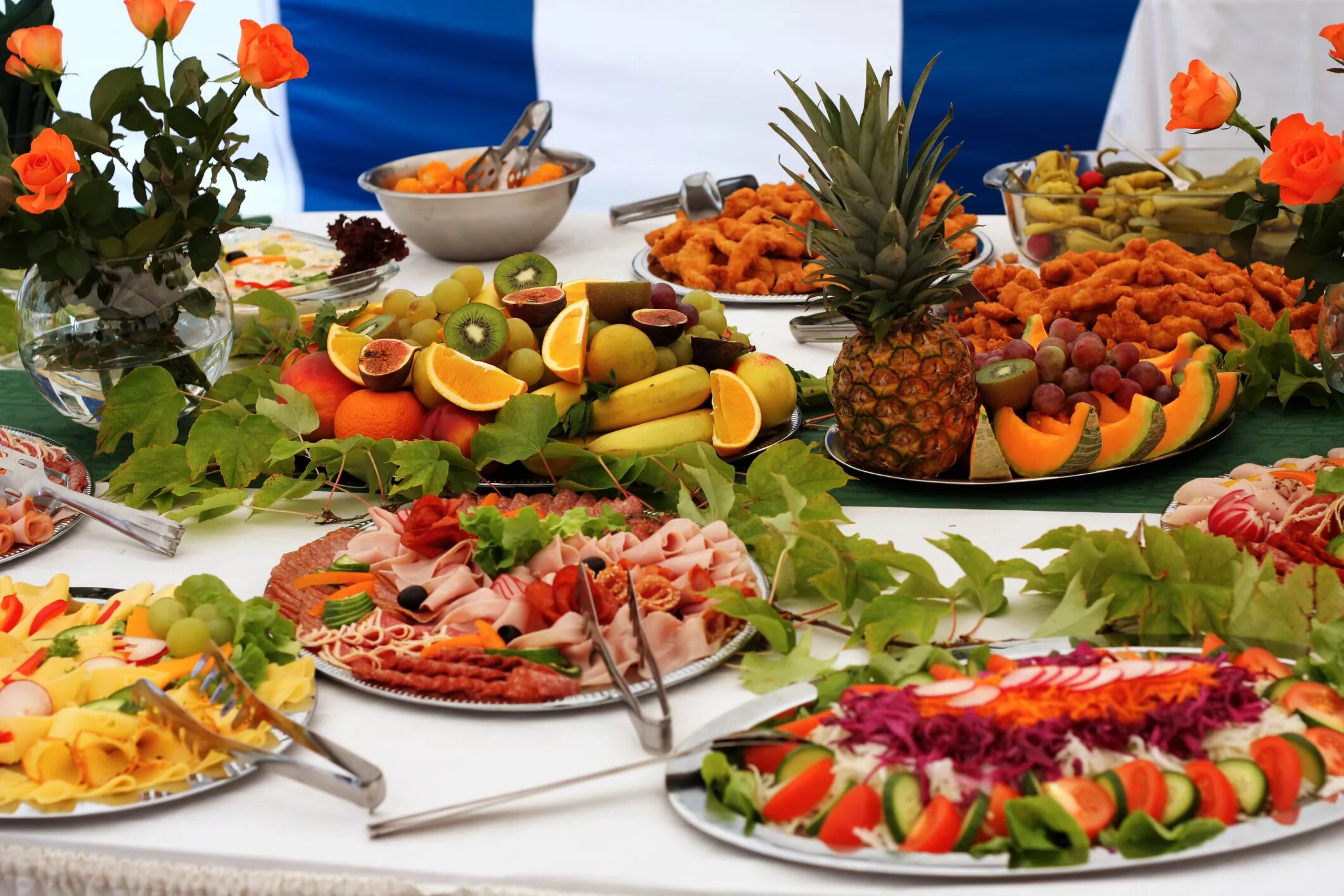 Праздничный стол фото Wedding catering menus Easy Weddings