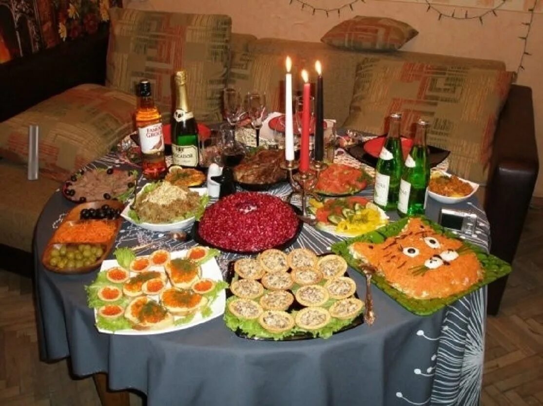 Праздничный стол на день рождения фото My friends and I arranged a surprise for my husband, covered him with this table