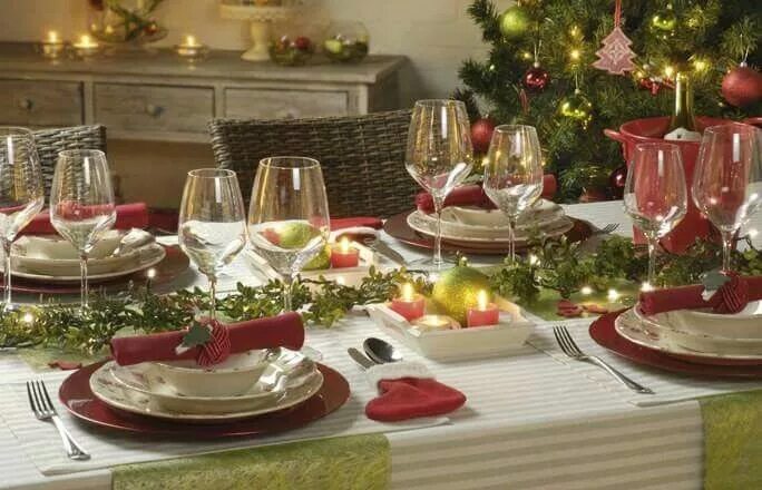 Праздничный стол на новый год фото Pin on Holidays/Seasons Christmas table decorations, Christmas table, Table deco