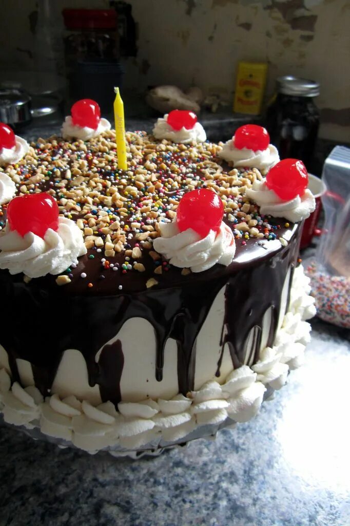 Праздничный торт в домашних условиях фото Banana Split Birthday Cake! Banana split cake, Birthday cake, Cake