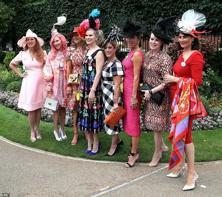 Праздничный женские моды Royal Ascot Ladies' Day gets off to a glamorous start this morning Royal ascot l