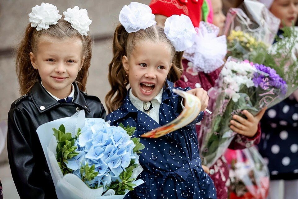 Праздник 1 сентября фото Стало известно, сколько потратят на букеты родители ко Дню учителя в Москве KP.R