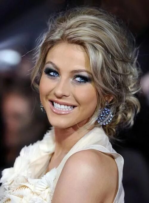 Праздник на средние волосы фото Julianne Hough hair Wedding hair inspiration, Short hair updo, Long hair styles