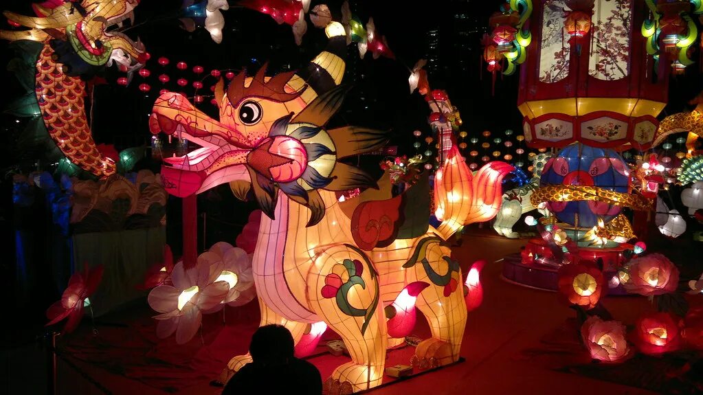 Праздник осени в китае фото Dragon lantern Part of the Mid Autumn Festival displays in. Flickr