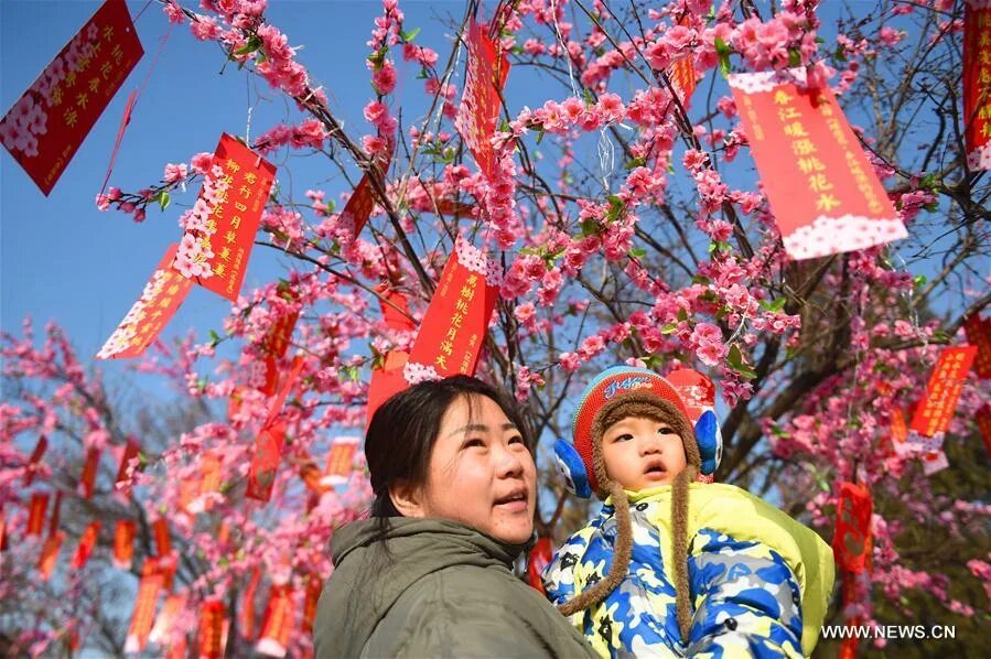 Праздник весны в китае фото Temple fair celebrating Chinese Lunar New Year held in Hohhot - Xinhua English.n