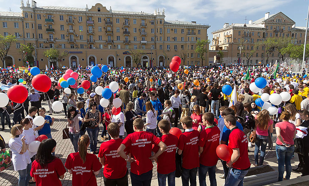 Праздники сегодня фото Мир! Труд! Май!": как в разные годы походила первомайская демонстрация в Астраха