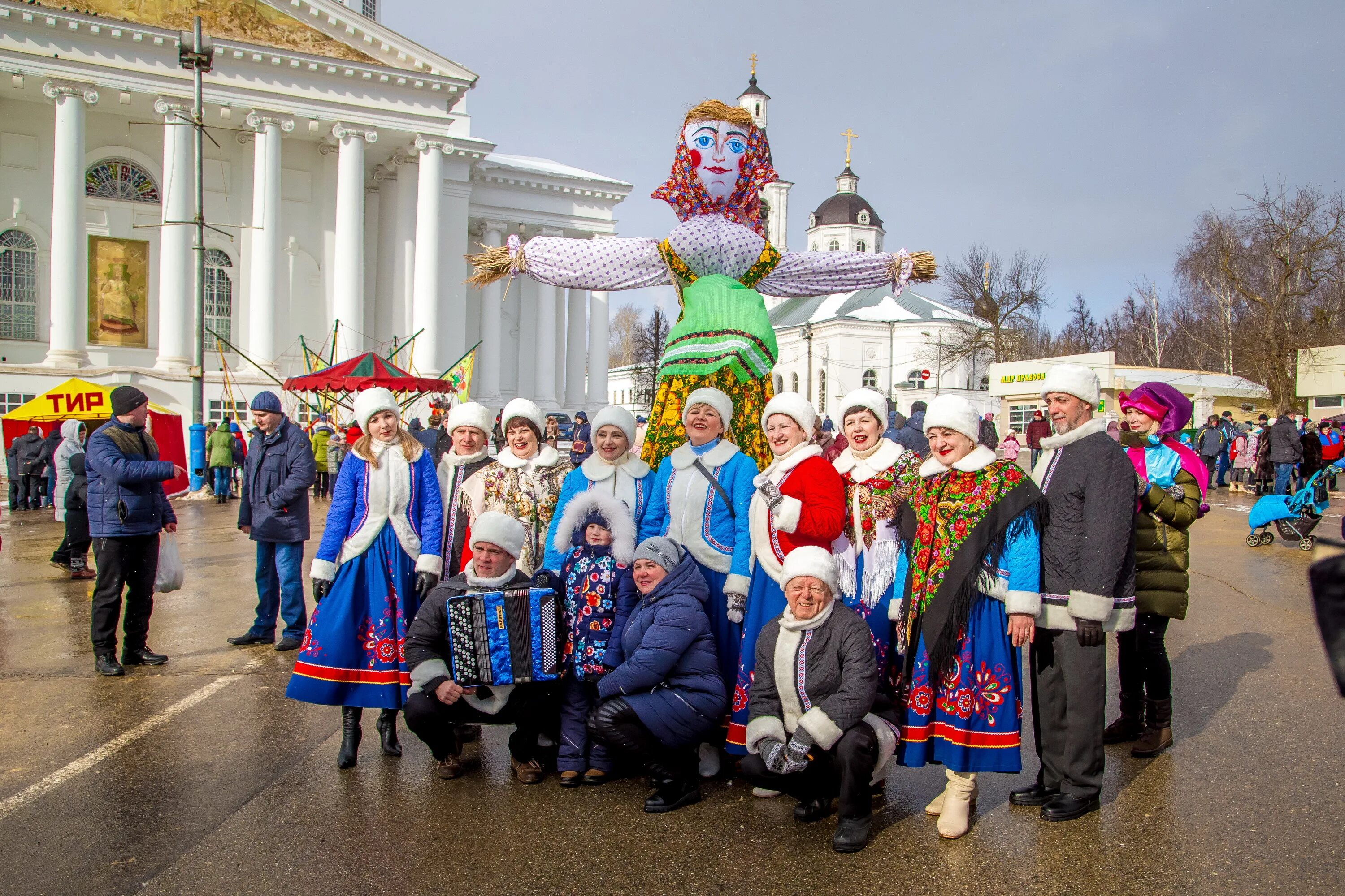 Праздники сегодня фото Несколько сегодняшних фоток с места массовых гуляний горожан.