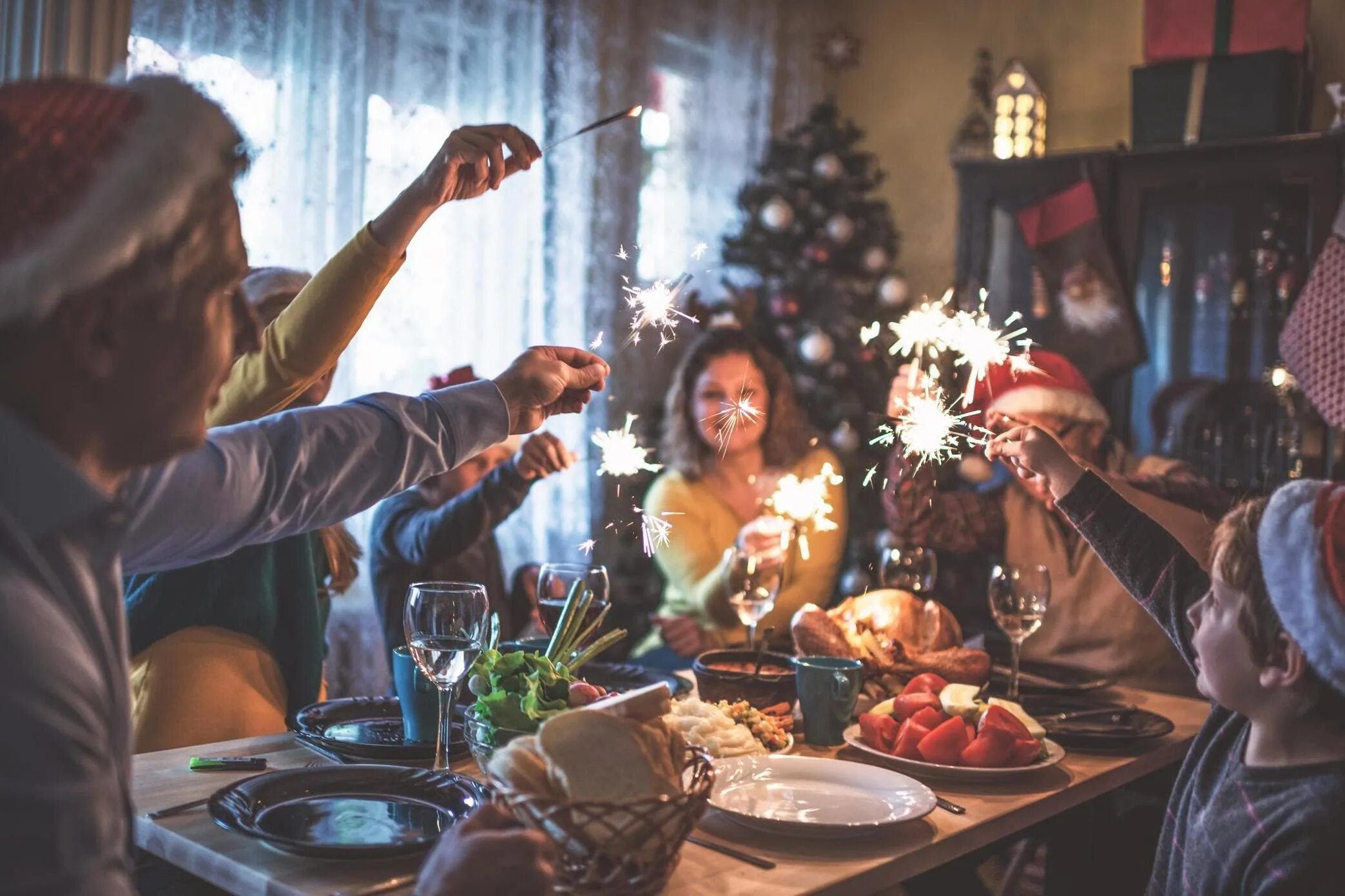 Празднование нового года картинки How to be posh on Christmas day, according to Tatler The Independent The Indepen