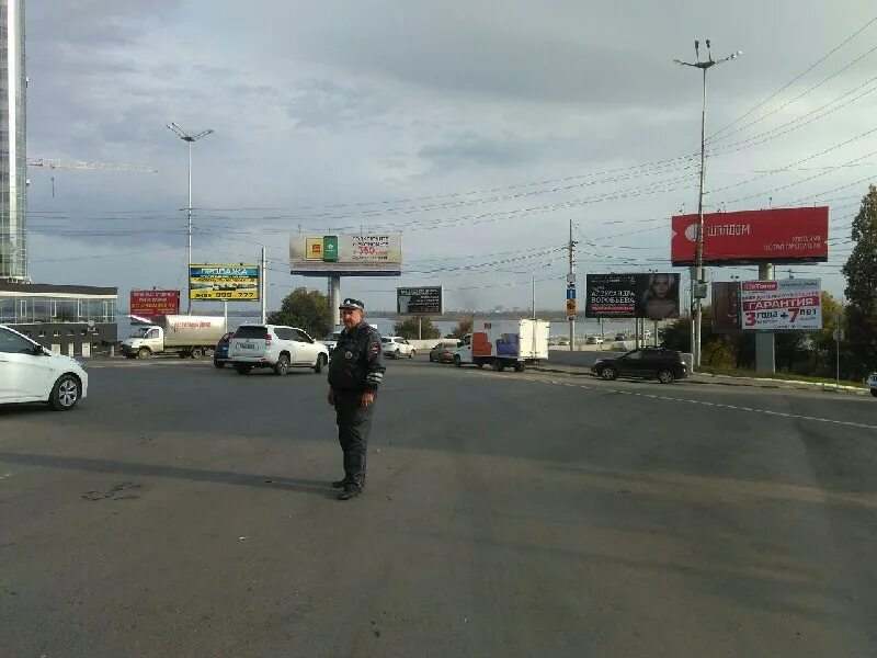 Предмостовая площадь саратов фото На Предмостовой площади ловили должников по кредитам и алиментам