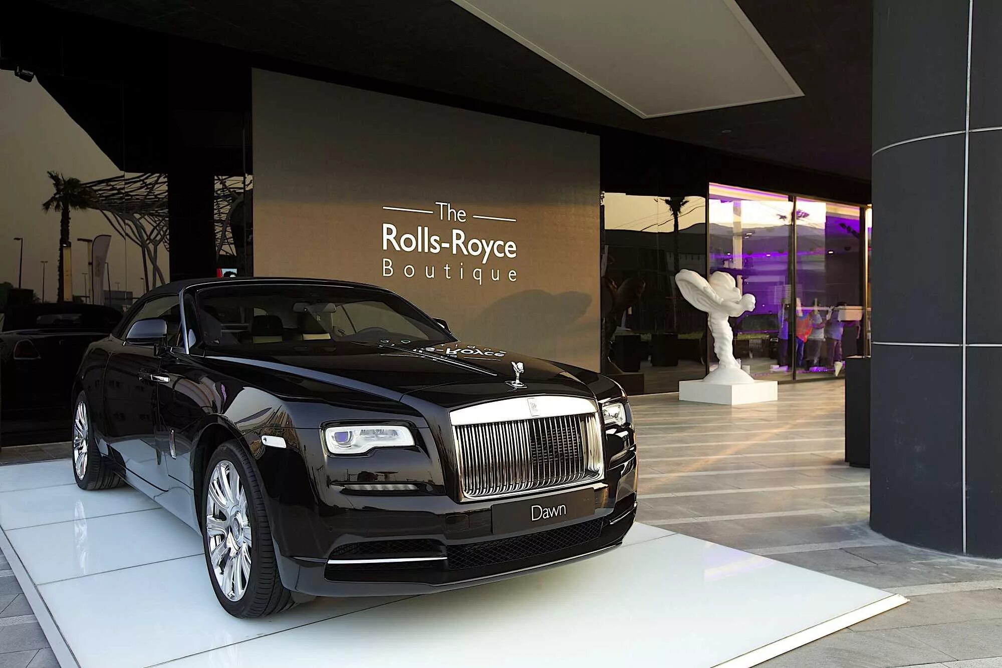 Премиальные авто фото ROLLS-ROYCE MOTOR CARS UNVEILS FIRST EVER 'ROLLS-ROYCE BOUTIQUE' EXPERIENTIAL SH