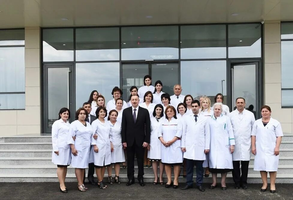 Президент больница фото President Aliyev inaugurates Naftalan City Central Hospital PHOTO