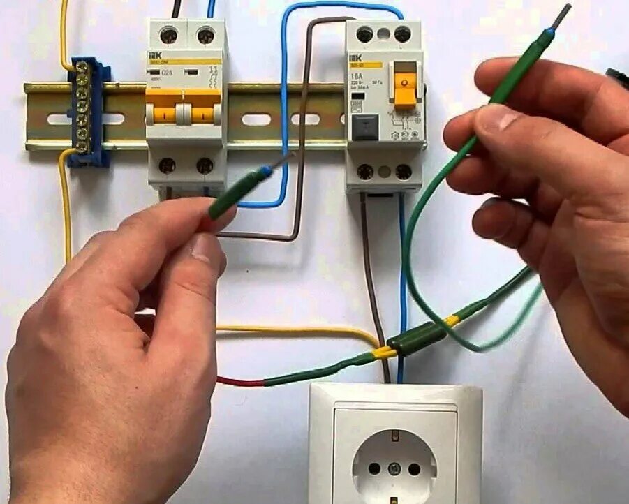 При подключении заземления выбивает автомат Зачем нужно делать заземление в квартире? Tostr Дзен