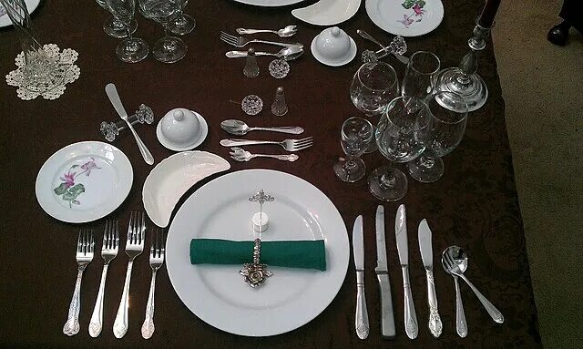 Приборы на столе фото Файл:Formal Place Setting.jpg - Википедия