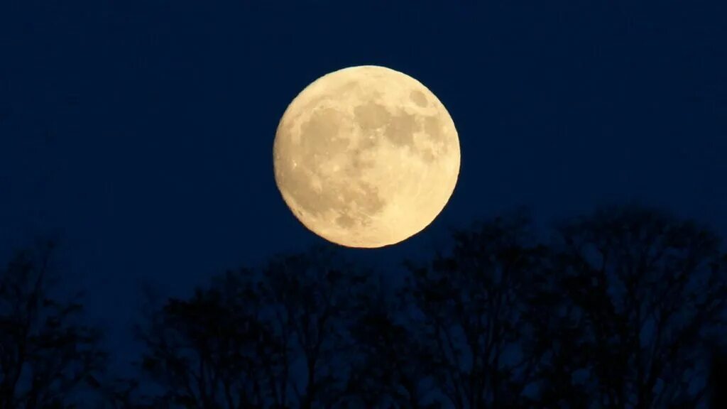 Прибывающая луна фото Skywatchers are preparing for the 'supermoon' as the moon makes its closest appr