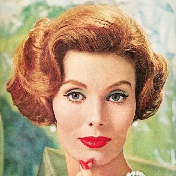 Прическа 1950 х годов Pretty Redhead in Stylish Short 1960s Bob with Large Waves - Retro Hairstyles fo