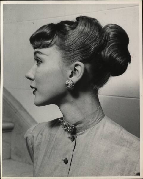 Прическа 1950 х годов Photo by Nina Leen, 1951. 1950s hairstyle, Vintage hairstyles, 1950 hairstyles